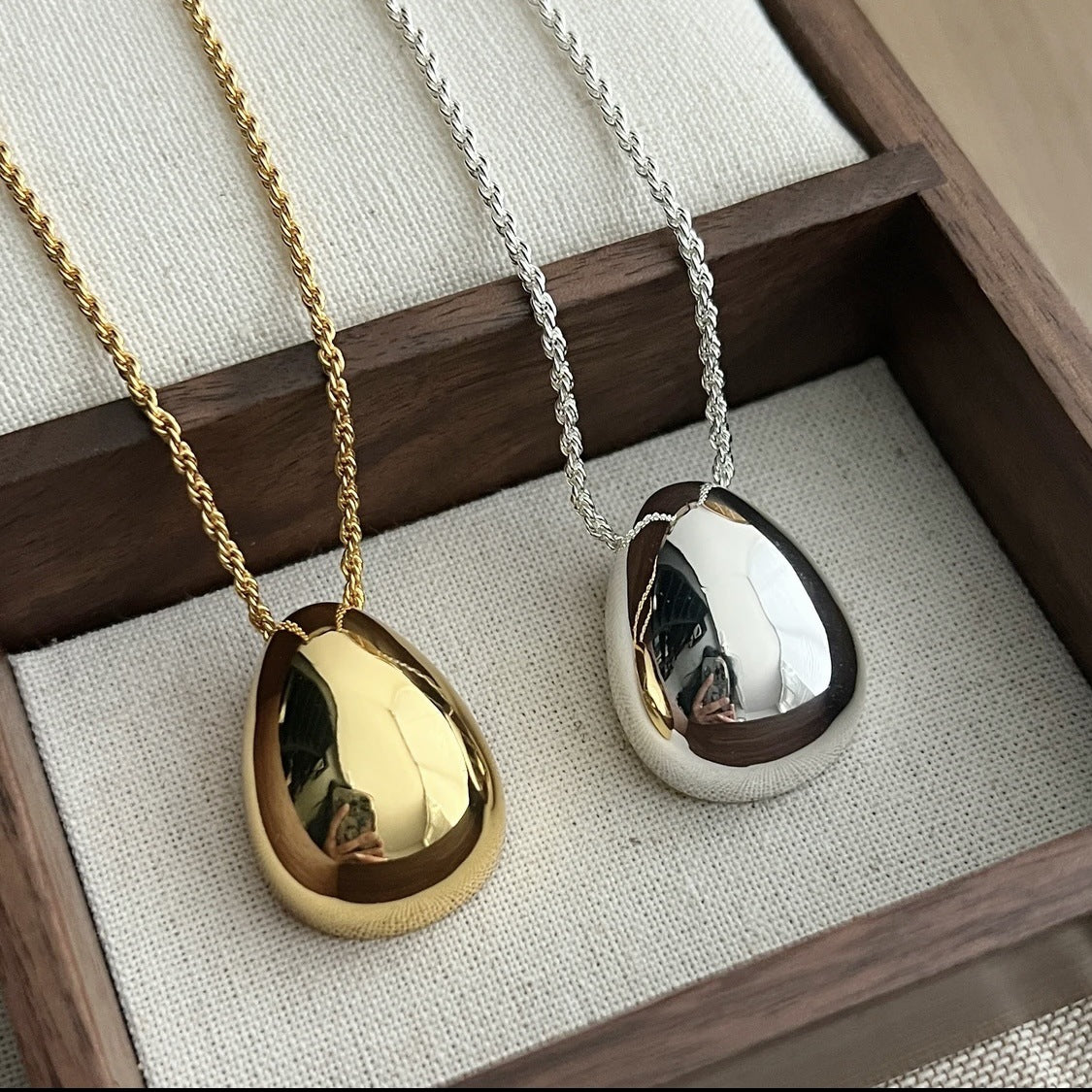French Retro European And American Niche Design Egg-shaped Water Drop Pendant Necklace Minimalist Advanced Cold Style Silver Egg Sweater Chain